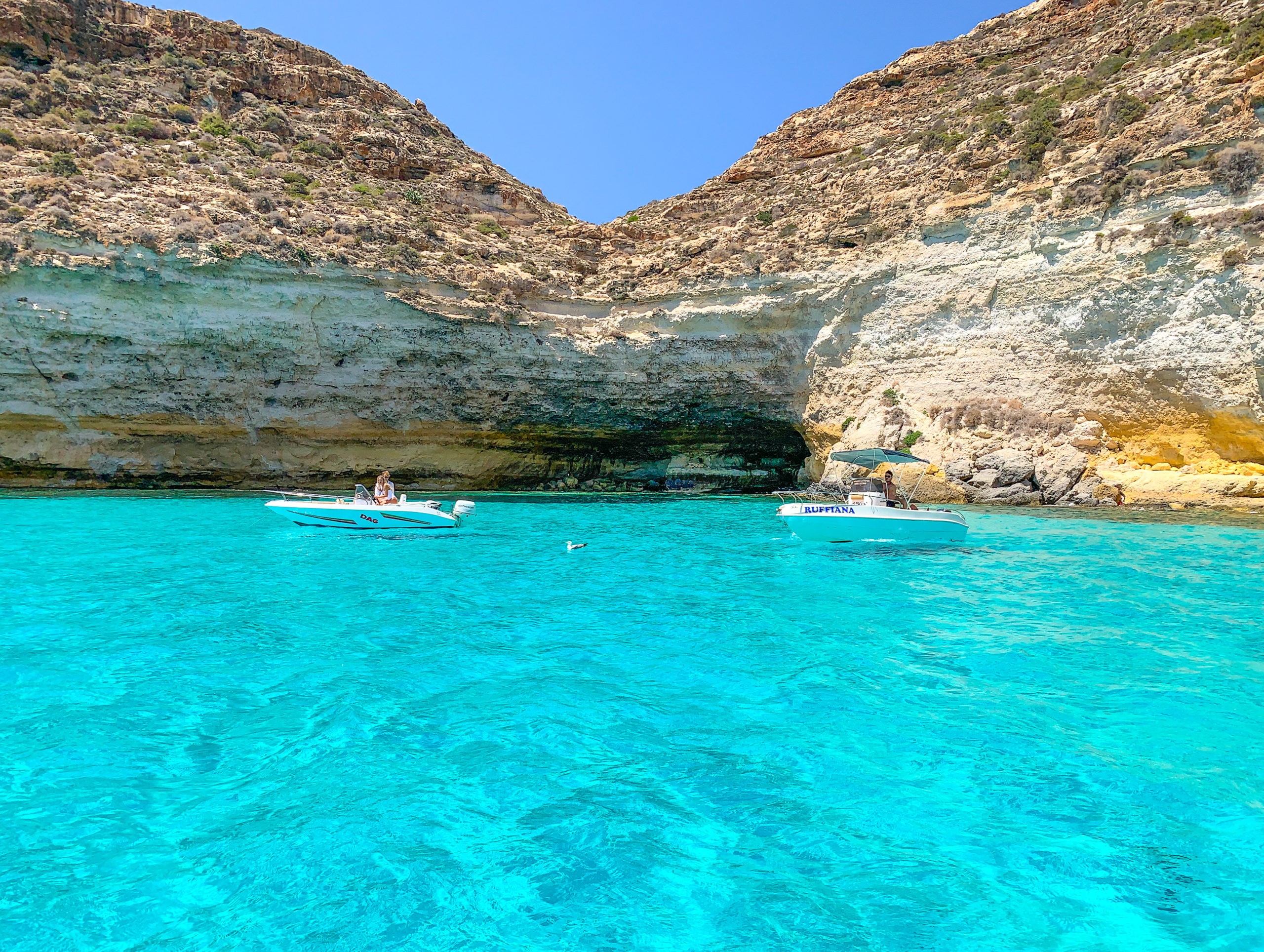 Was gibt es auf Lampedusa, der kleineren Insel Siziliens, zu sehen?